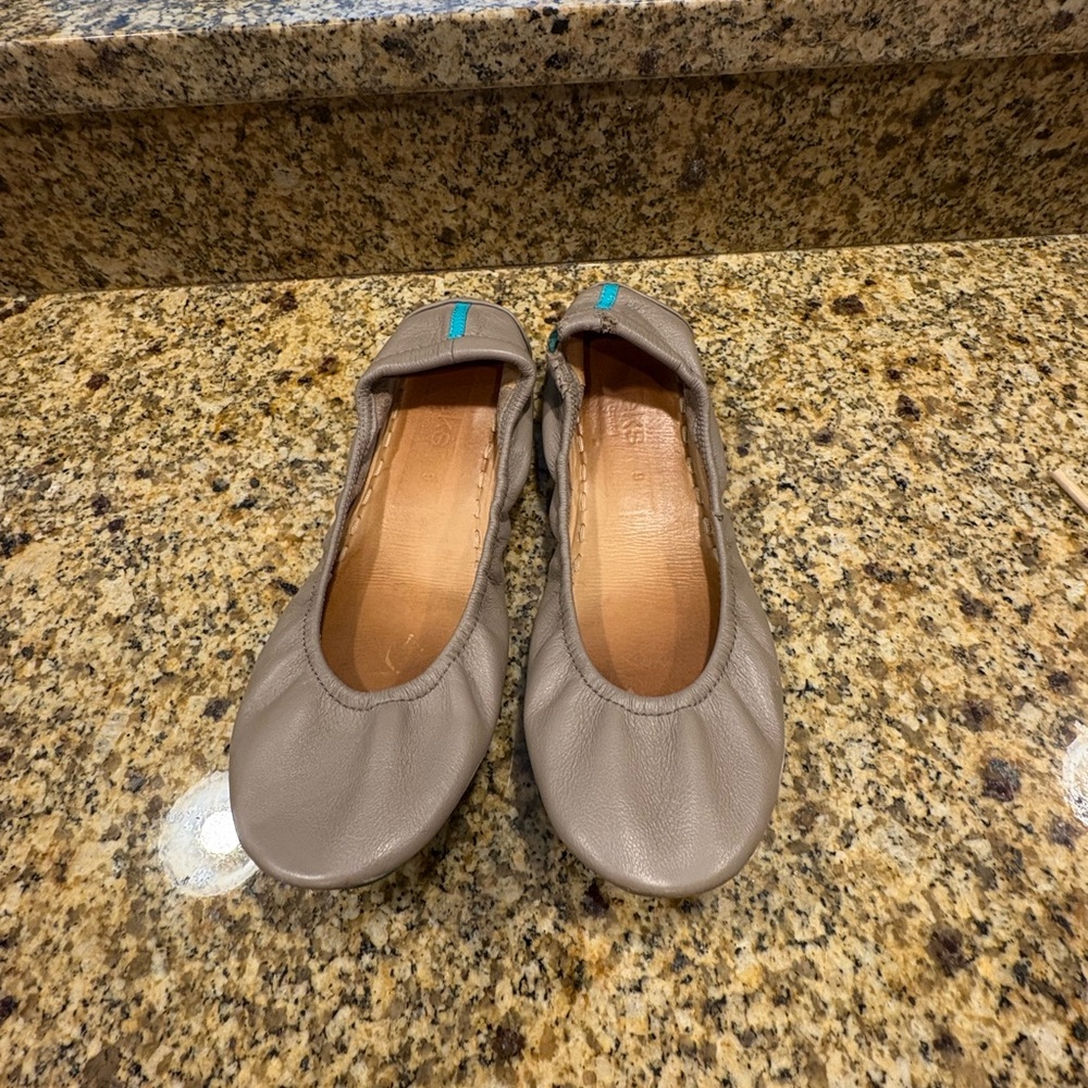 Tieks Taupe Ballet Slippers / Flats Size 9  *Please Read* - Picture 2 of 9